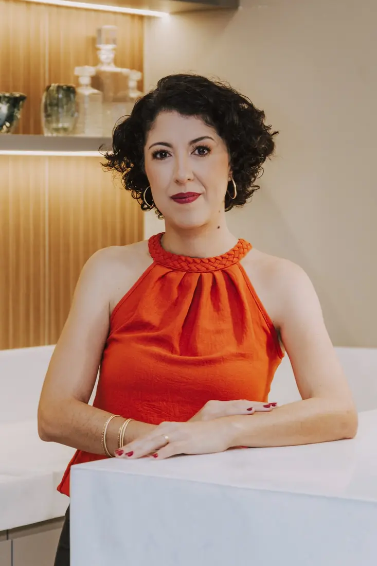 Adriana Crepaldi em um ambiente de atendimento